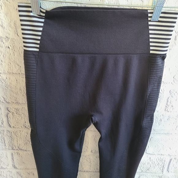 Fashion Nova Work For It Black Active Capri Leggings Size Medium - Picture 2 of 9